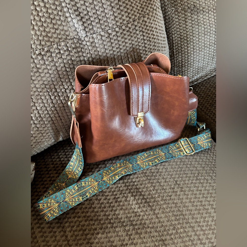 🦚 Brown Faux-Leather Purse with Peacock Pattern Strap 🦚